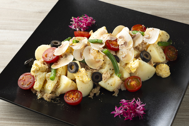 「北海道産じゃがいものニース風サラダ フレッシュとかちマッシュ（R）飾り」＜期間：2025年12月20日～2026年2月28日＞【紅ズワイ蟹やお寿司、ラムステーキも！北海道の美食を味わう東京ドームホテル「北海道フェア2025 第2弾」開催！】