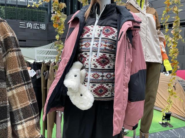 【ワークマン／防風撥水トレッチウォームフーディ】ゆったりしているので中にアウターを重ね着してもOK