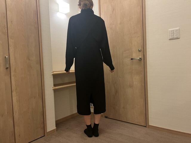 【GU　マルチウェイニットワンピース】クロスのニットが後ろになるとこんな感じ