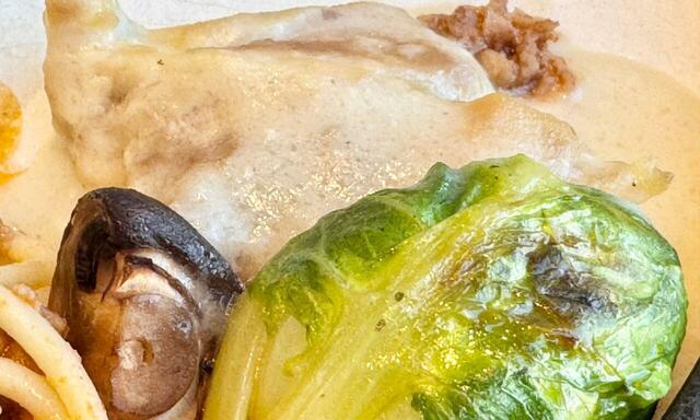 【レストラン グランサンク　チキンフリカッセ ロワール風】チキンのクリーム煮