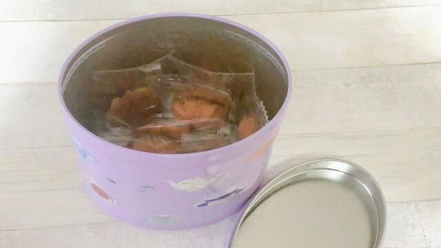 【カルディオリジナル】小ぶりなピンク色のクッキーが8個入っています。