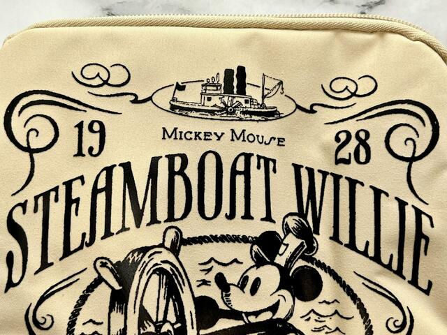 【Disney100 蒸気船ウィリー マルチに使えるポーチBOOK】映画が公開された1928年のロゴ入りなのもうれしい！