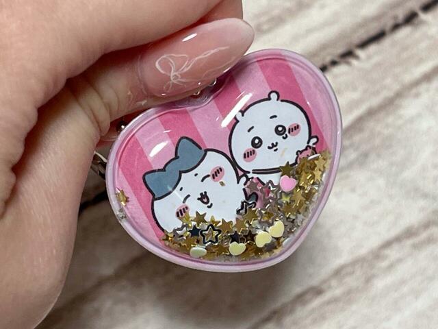 涙ぐんでいるちいかわの手を引っ張るハチワレの笑顔が尊すぎませんか…？！