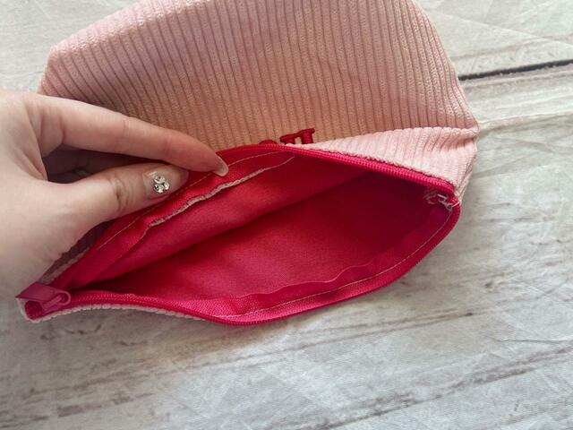 内側は裏地付き。ホットピンクがかわいい〜！