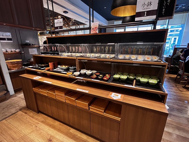 【銀座朝食ラボ】おいしそうな料理が並ぶ棚が３〜４本ありました