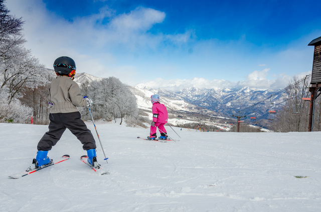 白馬岩岳スノーフィールド（子どもモデルのスノーウェア提供：ISBJÖRN）