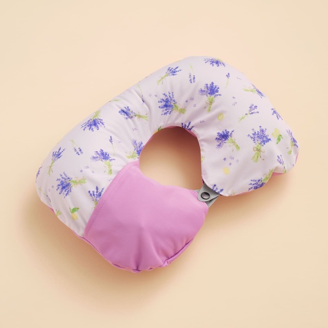 【Afternoon Tea LIVING】プッシュ式ネックピロー ¥2,860/プッシュ式で空気の出し入れができる携帯用のネックピロー