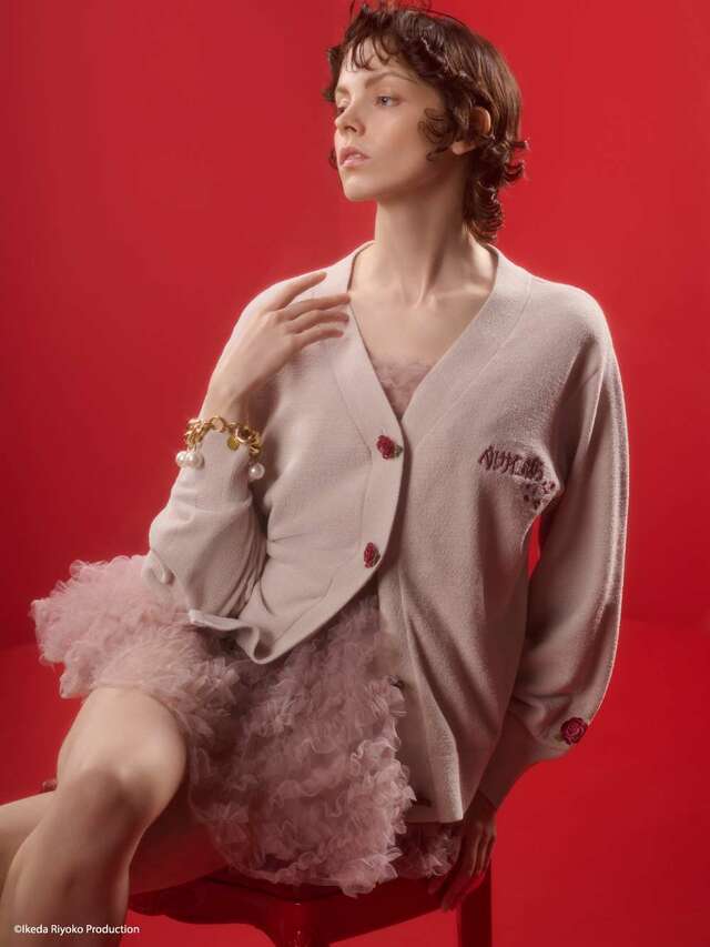 【スナイデル ホーム×ベルサイユのばら】「【ベルサイユのばら】ジャガードニットカーディガン」（カラー展開：WHT / ROSE / PNK）10,450円