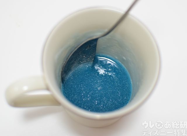 白い粉があっというまに水色に