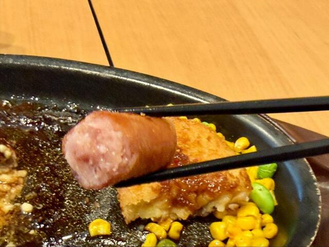 【ガスト 日替わりランチ】一口食べるとソーセージから肉汁が溢れます