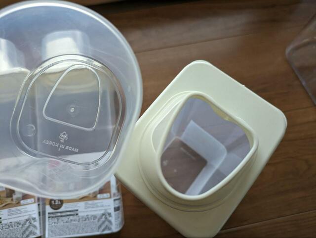 【ダイソー 穀物保管容器（1200ml）】注ぎ口は広く、フタは計量カップとしても使える