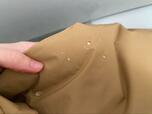 【ワークマン レディース防風撥水ストレッチキルティングコート】生地は高撥水仕様。水を軽くかけるとすぐに水滴が転がり落ちていき、生地に染み込む様子もなし！