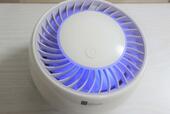 【ニトリ USB給電式捕虫器】電源を入れると光ってファンが回ります