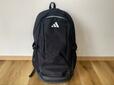 【adidas チーム バックパック 35 L】カラーはブラックのみ。サイズは約16×31×56cm、重さは実測値で約774gです