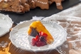 「炙りバスクチーズケーキ ミックスベリークーリー添え」<期間:2025年11月6日~12月28日>【【ヒルトン名古屋】贅沢なクリスマススイーツビュッフェ「Holiday Jewel Box」で“ホリデーシーズン”をより華やかに♪】