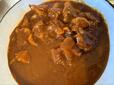 【ロピア お肉屋さんの牛肉カレー】湯煎から取り出してお皿に移すと、ゴロゴロとした牛肉の塊と濃厚なルゥが一気に広がって思わず歓声が上がりました◎