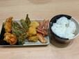 【小麦晴れ 食べ放題/天ぷら・ご飯】息子がうどん前に食べた天ぷらと白ご飯です
