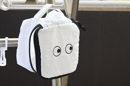 ポーチ スクエア 白 ホワイトuniqlo ANYA HINDMARCH 7点 UNIQLO新作】アニヤ・ハインドマーチのポーチが良すぎたよ！どのくらい