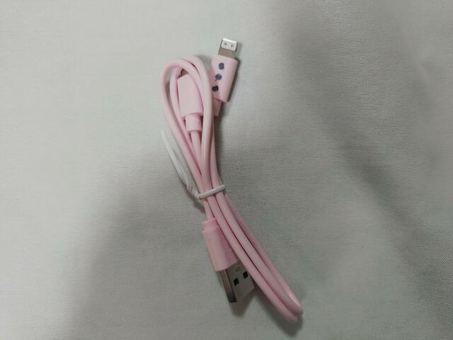 USBケーブルは、淡いピンクカラー