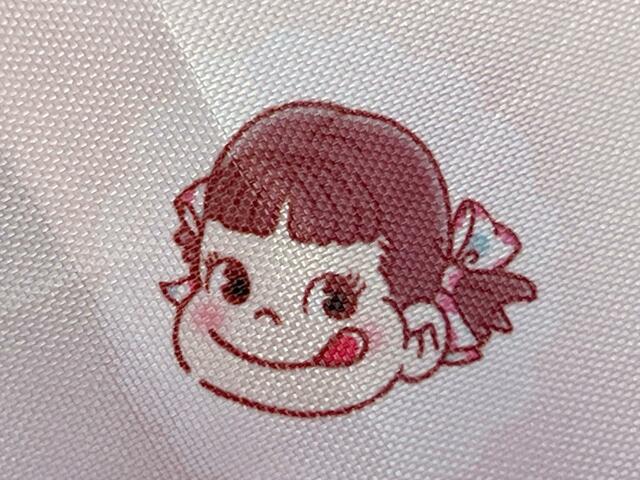 ぺろっとした左向きのペコちゃんがいます♪