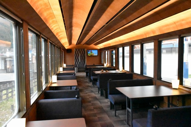 広々とした座席で優雅な旅が楽しめる