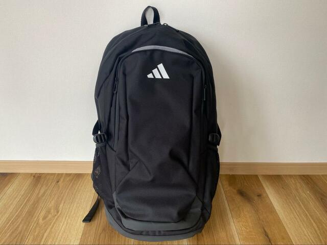 【adidas チーム バックパック 35 L】カラーはブラックのみ。サイズは約16×31×56cm、重さは実測値で約774gです