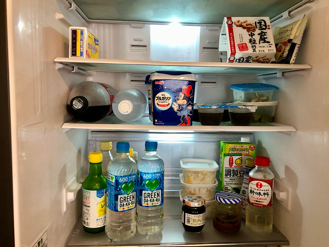 【使用前】これまでは収納グッズを使わず食材を詰め込んでいました。ごちゃごちゃしていて奥の物も取り出しにくい状態…