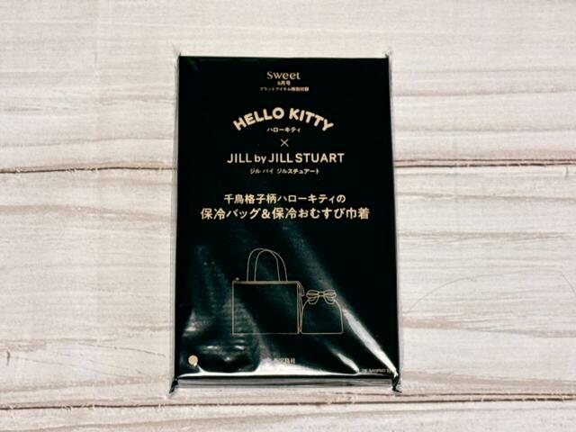 付録は「JILL by JILL STUART(ジル バイ ジルスチュアート)千鳥格子柄 ハローキティ保冷バッグ&保冷おむすび巾着」