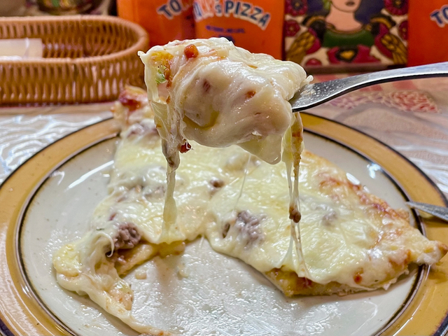 【トニーズピザ】香りも風味も他とは別格。とにかく濃厚。トマトソースに入っているタマネギのつぶつぶ感が舌に心地よい