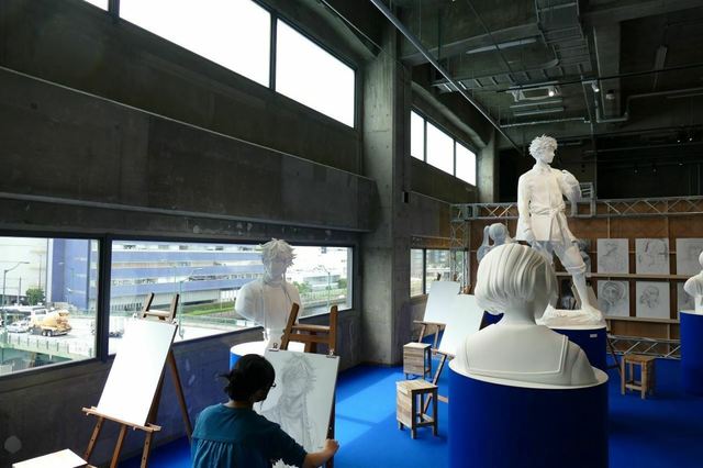 来場者は実際にデッサンを描くこともできる