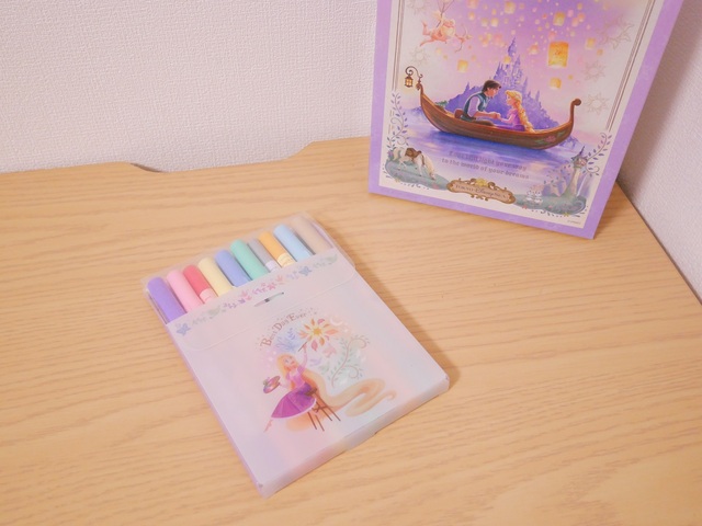 カラーペンセット 2,100円｜「ラプンツェルのランタンフェスティバル」をテーマにしたグッズ｜東京ディズニーシー新テーマポート「ファンタジースプリングス」