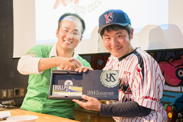 『プロ野球画報』イベント／神宮球場の年間シートを手にしたながさわたと、小島克典