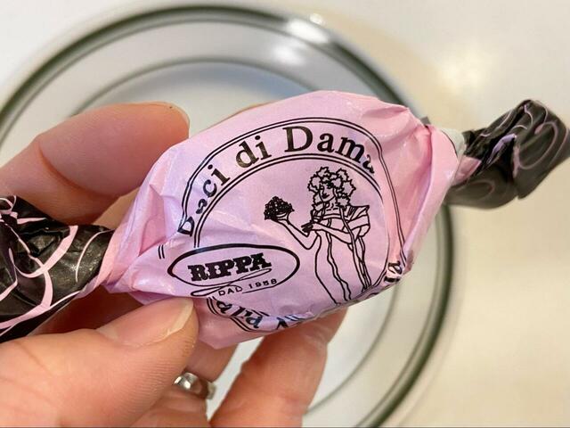 【DEAN & DELUCA リッパ バーチ ディ ダマ　アーモンド×レモン 8pcs】ビビッドなピンクの包み紙はバレンタインギフトにもぴったり◎