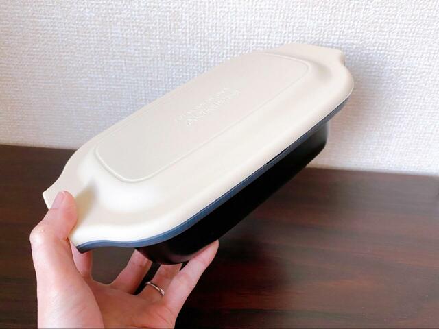 【3COINS 電子レンジ調理器】サイズは約高さ7.4×幅22.7×奥行き12.5cm。本体約260g、ふた約185gで安定感あり◎！