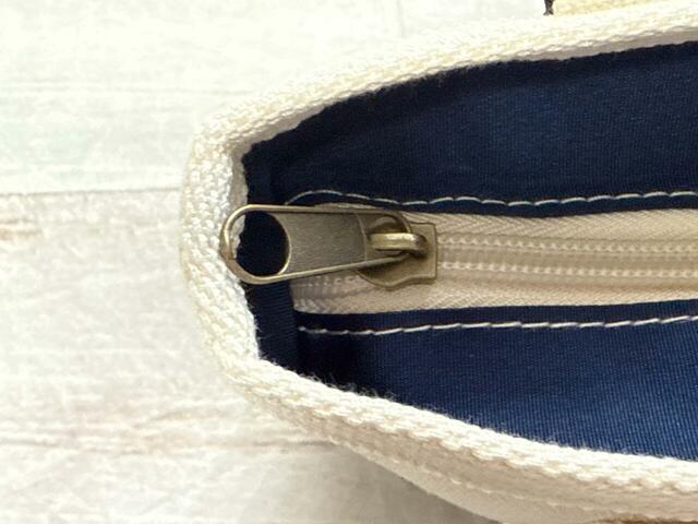 ファスナーの引き手はアンティーク調のゴールドで高級感たっぷり