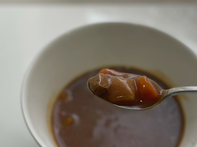 【グリコ　カレー職人】お肉やにんじん、じゃがいもがゴロリ！