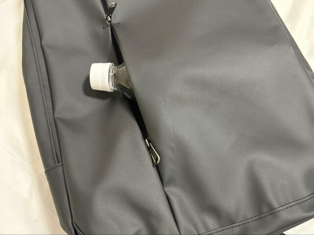 【ワークマン ベーシックバックパックⅡ】外側にはファスナーポケットが2つ。縦にファスナーを開くタイプで、大きい方は500mlのペットボトルや折りたたみ傘も入って使いやすいです!