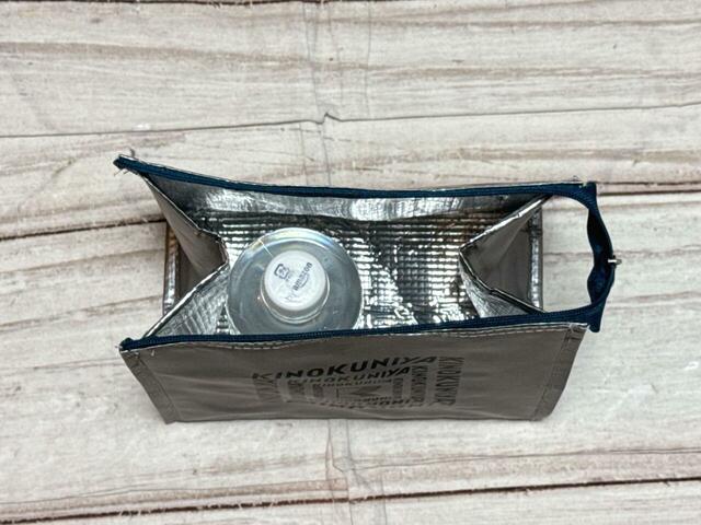 ファスナーを閉める際は、550mLのペットボトルは1本収納可能