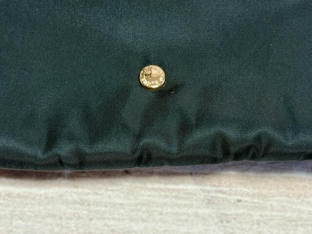 前面下部には丸のスタッズつき。「MUMU&CO」の刻印入りです