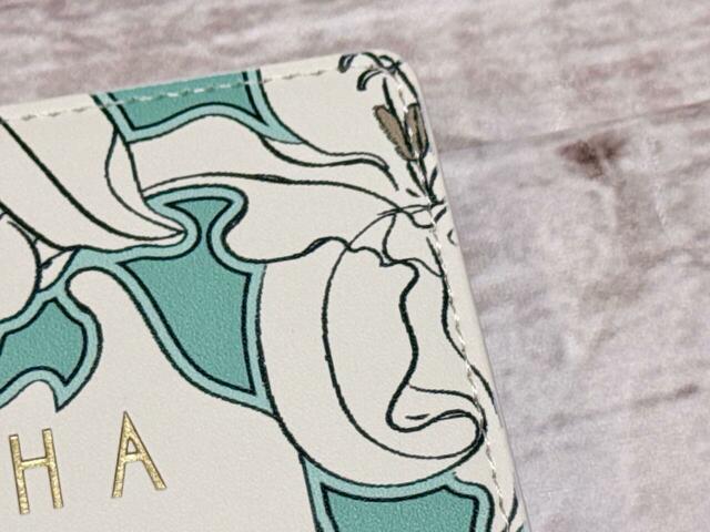 カバーの素材はPVC合皮。レザー調の高級感たっぷりな生地です