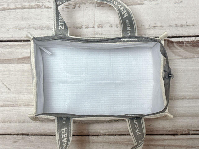 内側はポケットなどはないシンプルな作り