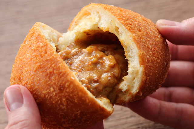 キタキツネのしっぽ　十勝モッツアレラチーズカレーパン