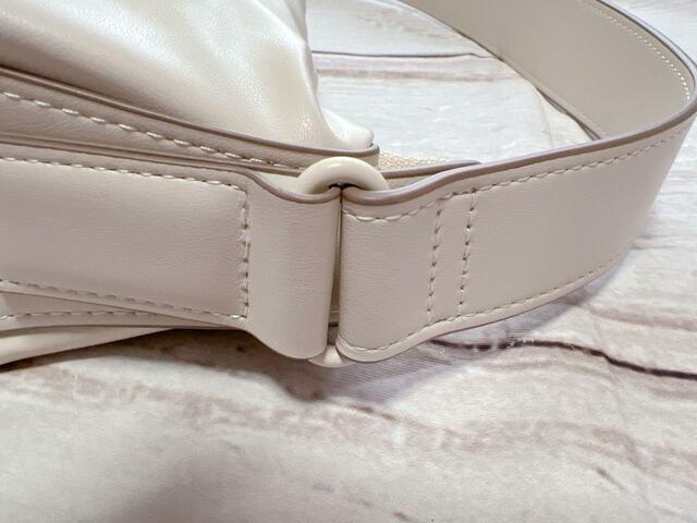 ハンドルとバッグを繋ぐパーツもオフホワイトで統一されており、柔らかい印象