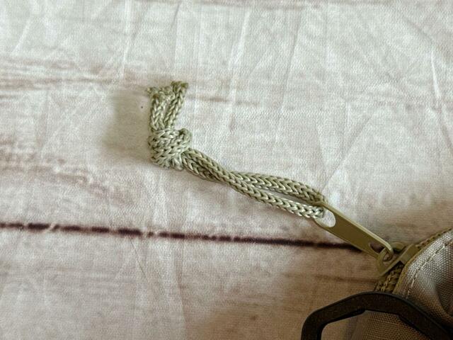 ファスナーの引き手にはバッグと同色のループ付き