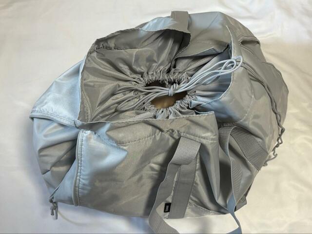 【tower 洗える持ち帰り寿司・ピザが入るかばん】レジかごバッグとして使う場合、開け口のファスナーは閉められなくなってしまいますが、巾着ひもで上部を閉められるようになっているので購入品が見えることはありません