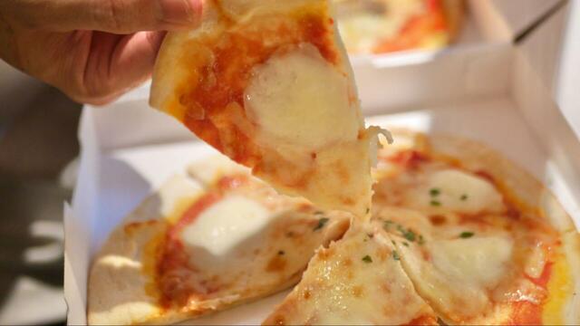 【サイゼリヤ　テイクアウトメニュー】ピザのチーズを伸ばす瞬間がたまらないです。