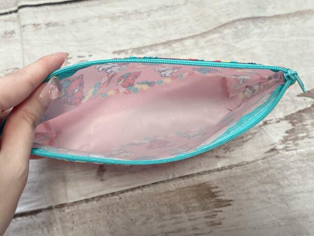 内側はポケットや仕切りなどがないシンプルな作り