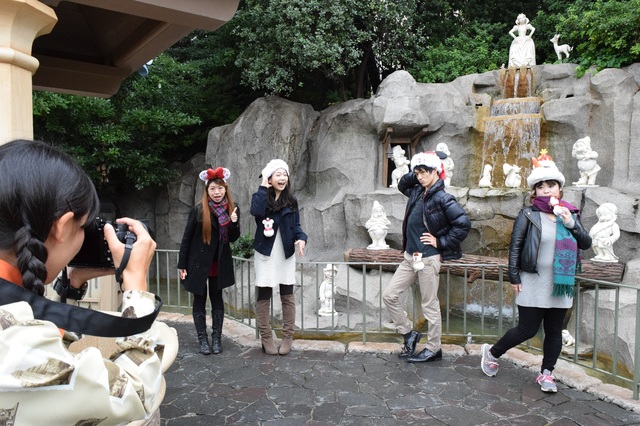 7人のこびととおそろいのポーズで。