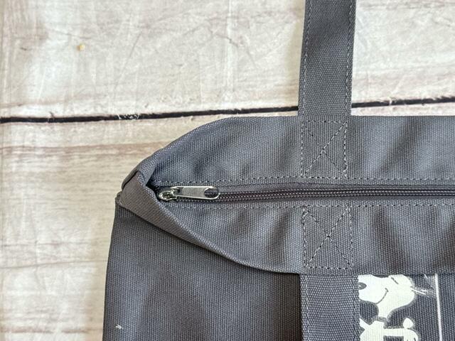 口にはファスナー付きなので、中身が飛び出したりする心配はありません♪