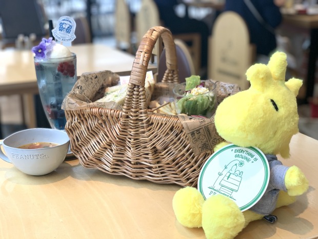 カフェでウッドストックと記念撮影！